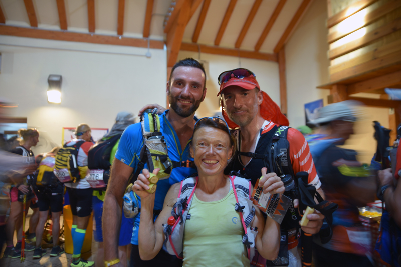 Premier ravitaillement de Thomas Legrain à La Thuile avec Nathalie Mauclair et Benoit Rothan